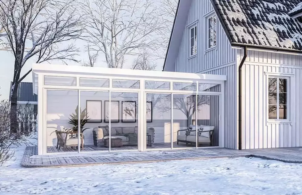 Hvit vinterstue til hvitt hus i snø