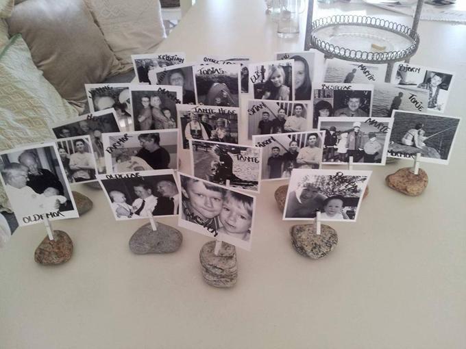 Bilde av mange personlige bilder limt på steiner med skrift. Alle samlet på ett hvitt bord.