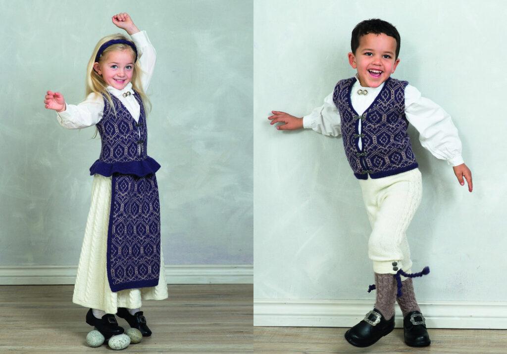 Bilde av jente og gutt smilende og dansende i festdraktene «Martha» og «Marius». Disse kan du strikke selv til 17. mai og her får du det du trenger av strikkeoppskrifter.  