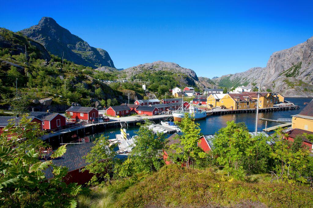 nusfjord i lofoten i nord-norge er en gammel fiskerlandsby som er en av de mest autentiske i lofoten. den har beholdt sin sjarm til tross for at den er blitt modernisert.