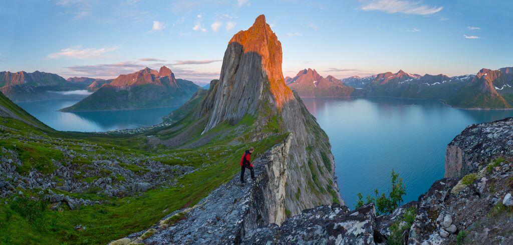 Senja i nord-norge er bratte fjell som stuper rett ned i havet Midnattsol ferie 