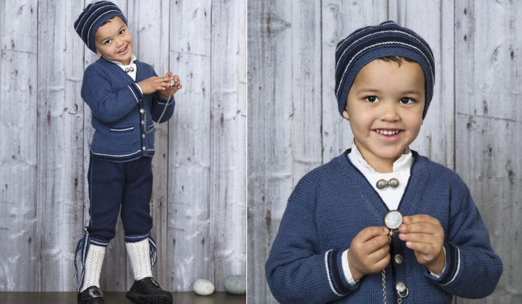 Bilde av gutt i en blå strikket festdrakt til gutt. Med strikkeoppskrift på denne kan du selv strikke sen flotte festdrakten til gutt til årets 17. mai. 
