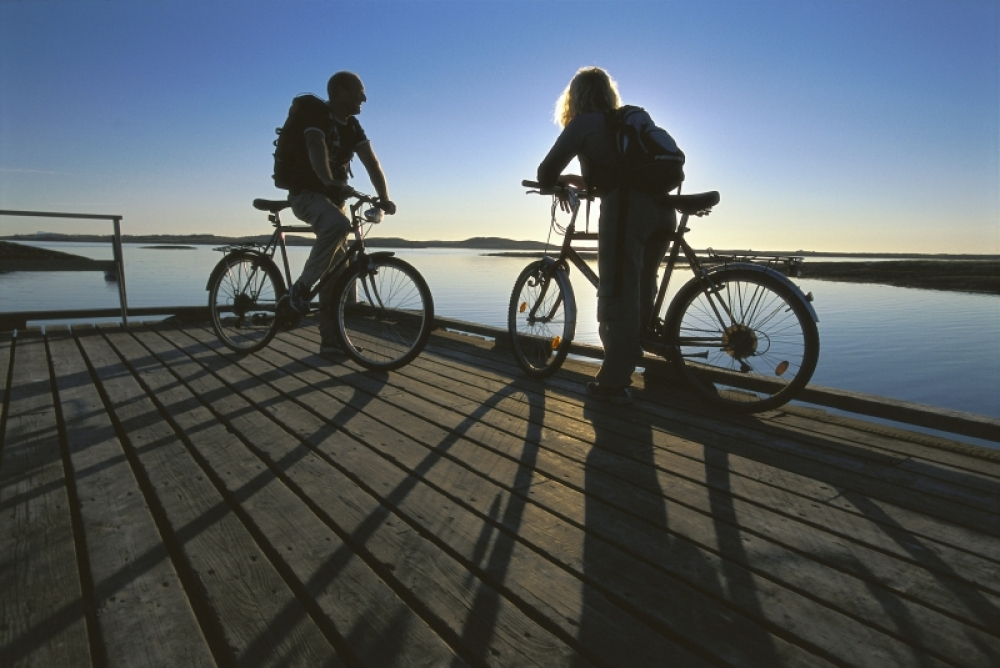 sykkeltur på helgelandskysten gir mange fine opplevelser i et naturskjønt område.