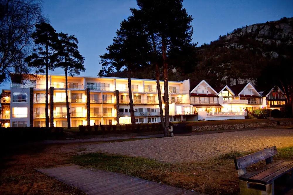 rosfjord strandhotell i Lyngdal ligger midt på stranden.