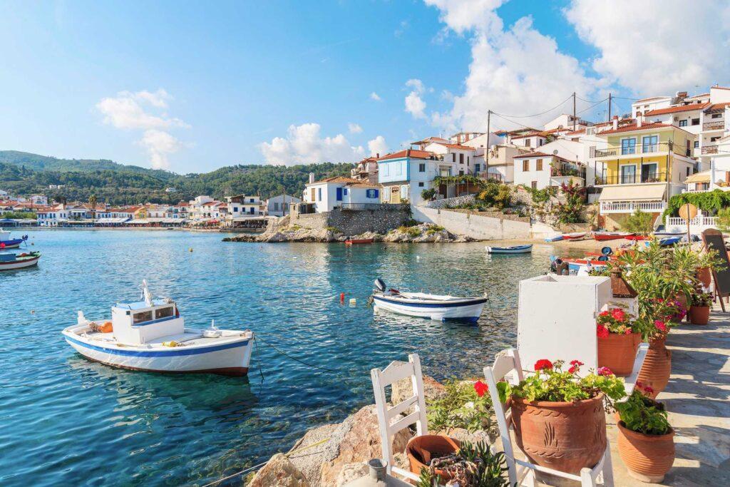 Bilde av havn i landsby på Samos, Hellas. Vakker dag med sol under sommerferie.