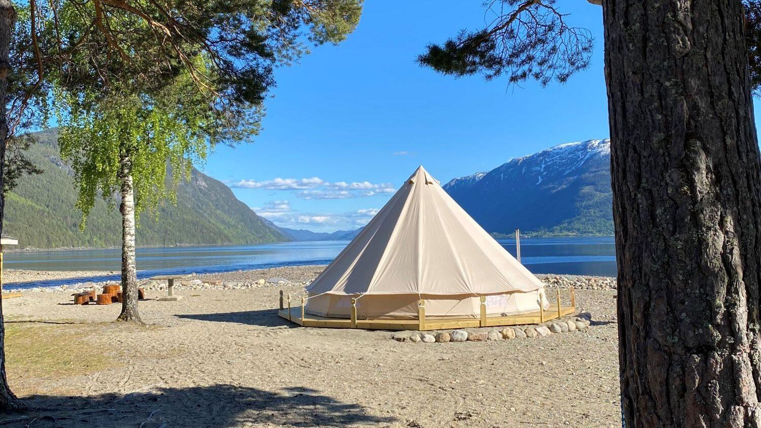 Glamorøs camping i et stort telt med plass til to personer.