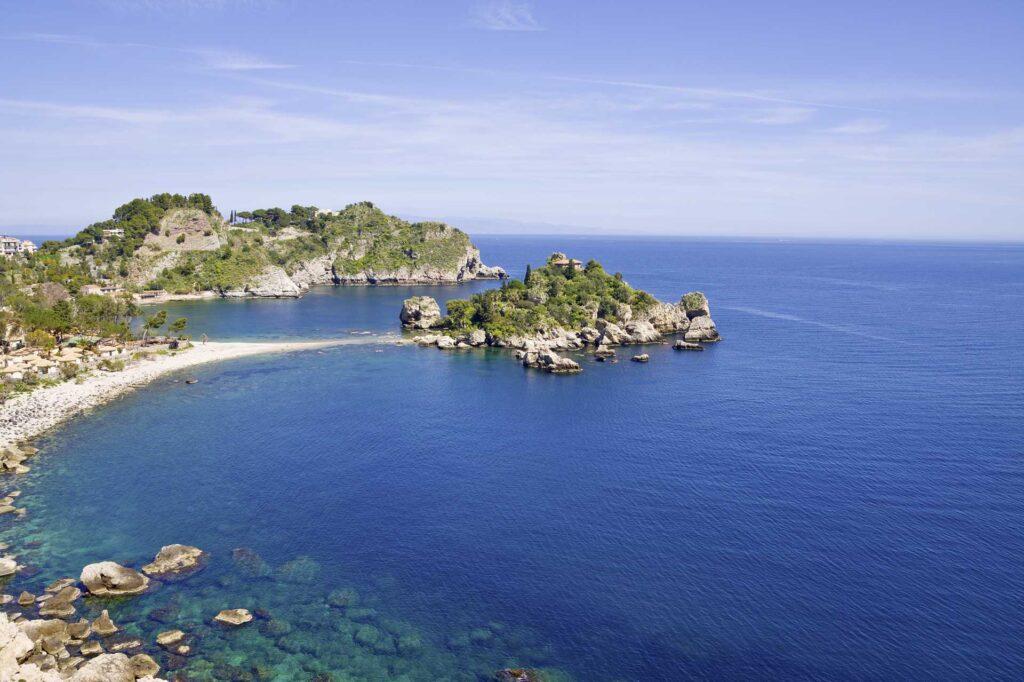 Bilde av utstikker på øy i havet på vakre Sicilia.