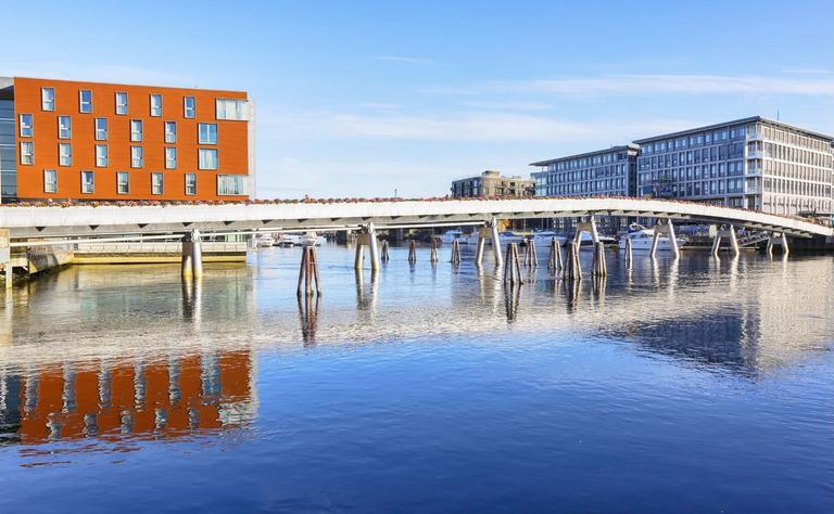 Broen, blomsterbroen, fra sentrum av Trondheim over til Solsiden i solskinn.