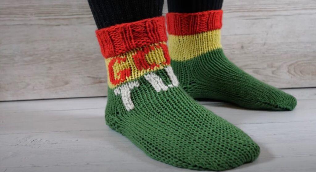 Ferdige Kvikk Lunsj sokker fra strikkeoppskriften