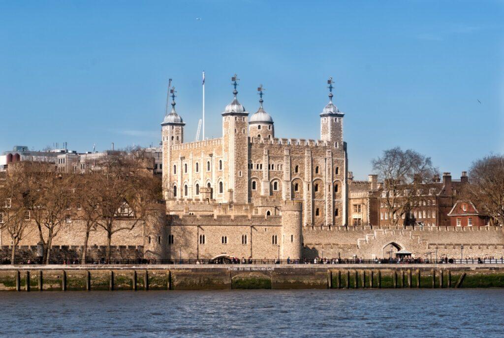 Tower of London er en populær attraksjon i London. Her i solskinn med Themsen i forgrunn. 