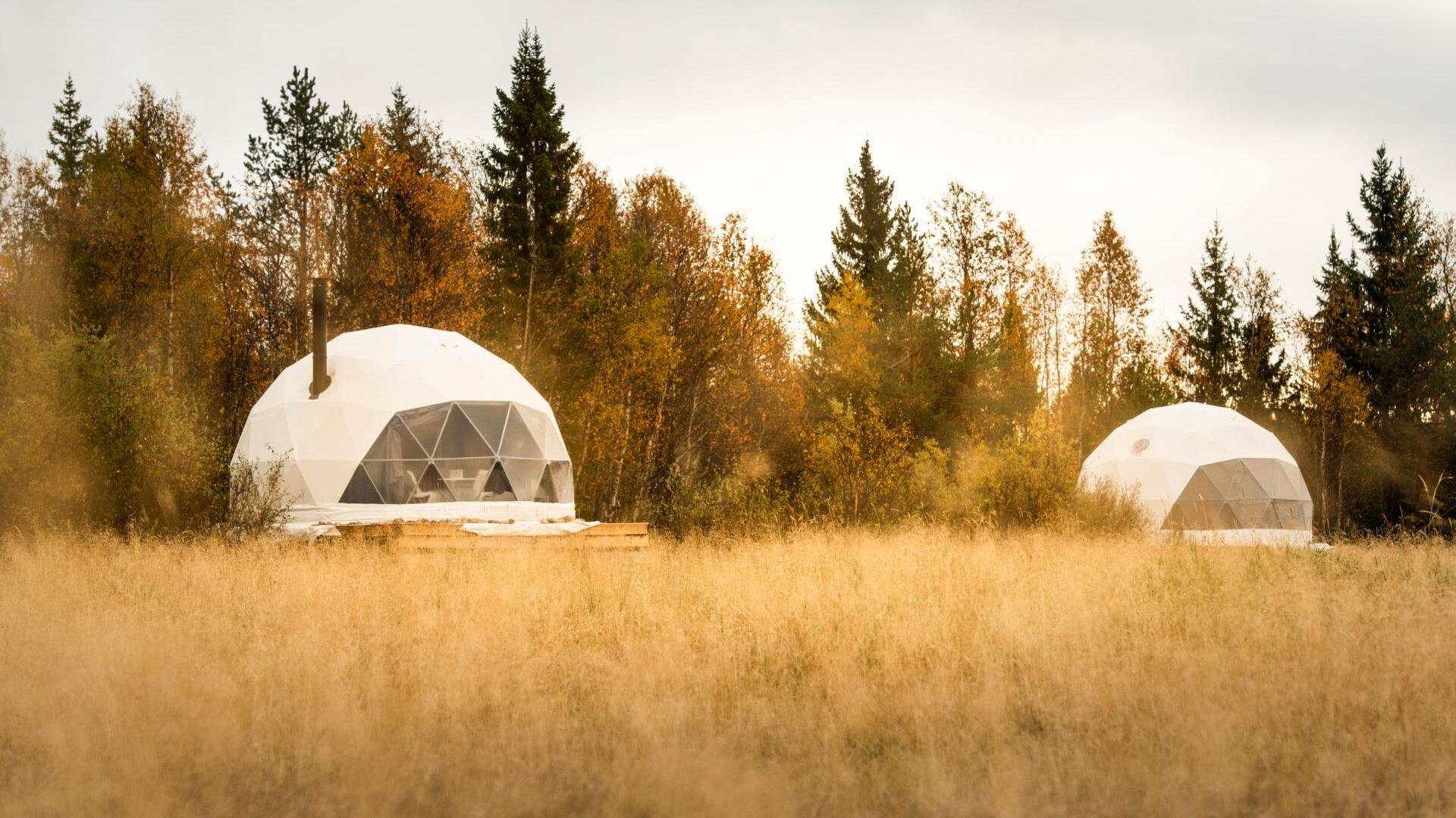 Opplev et unikt opphold i en kuppel på DOME HOTEL, hvor luksus møter naturen. En annen måte å oppdage og fordype deg i den norske villmarken