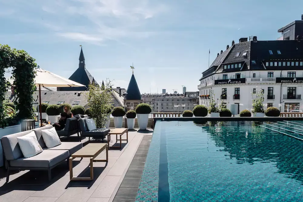 Bilde av bassen på takterrassen til hotel Nimb i København.