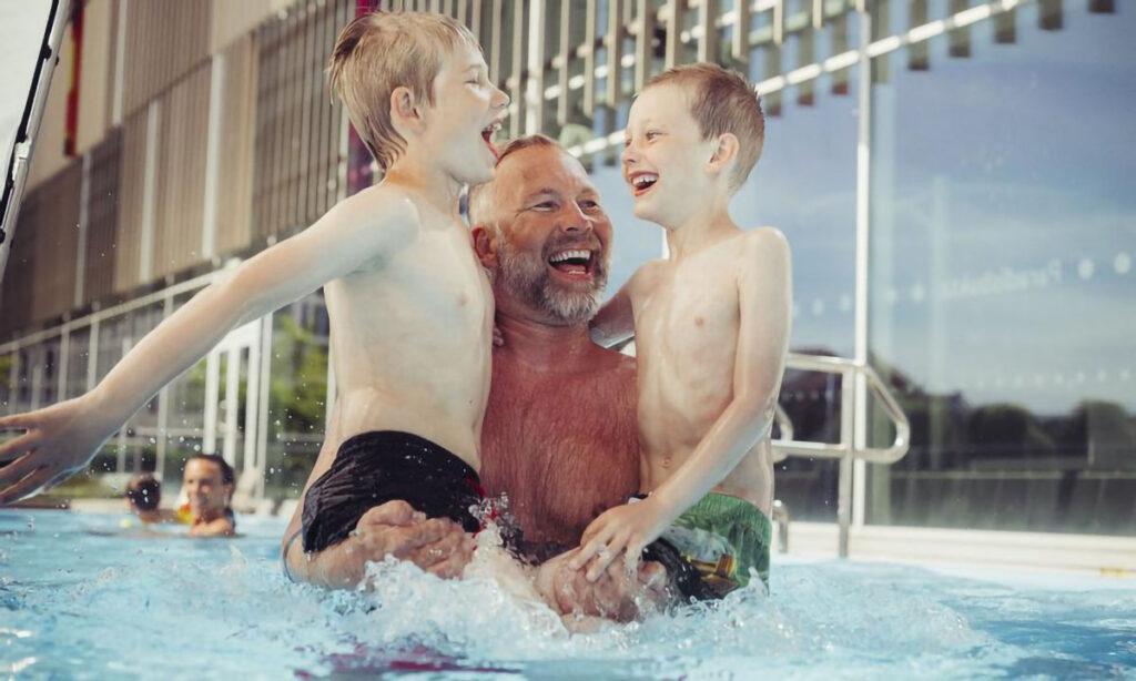 far og to barn som leker på Aquarama i kristiansand