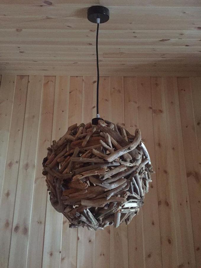 Lampe laget av drivved.