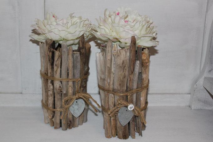 Ideer med drivved, bilde av to vaser med hvite blomster.