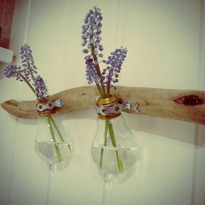 Ideer med drivved - pinne med vaser og blå blomster.