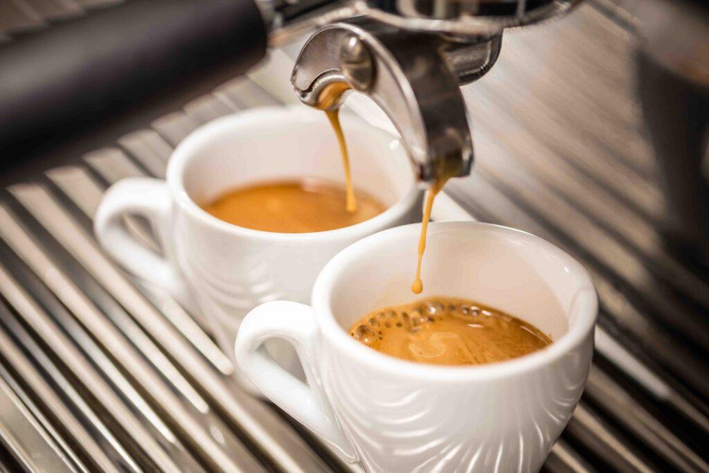 to kopper espresso brygges av en espressomaskin. melkeskummer på toppen av en espresso kalles kaffe Crema.