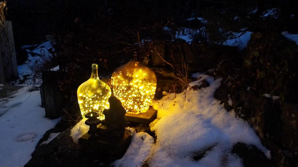 Lamper laget av vinballonger og lyslenker.