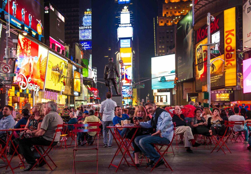 Times Square Manhattan New York uteservering mange folk og store billboards