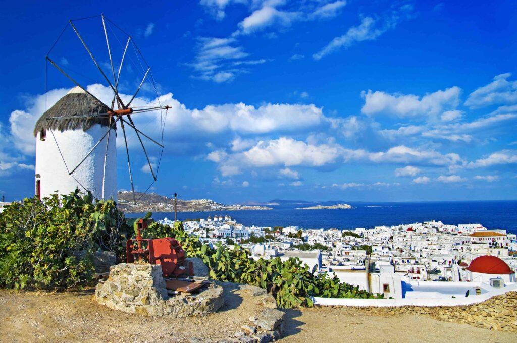 vindmølle på mykonos oversiktsbilde over den greske øya.