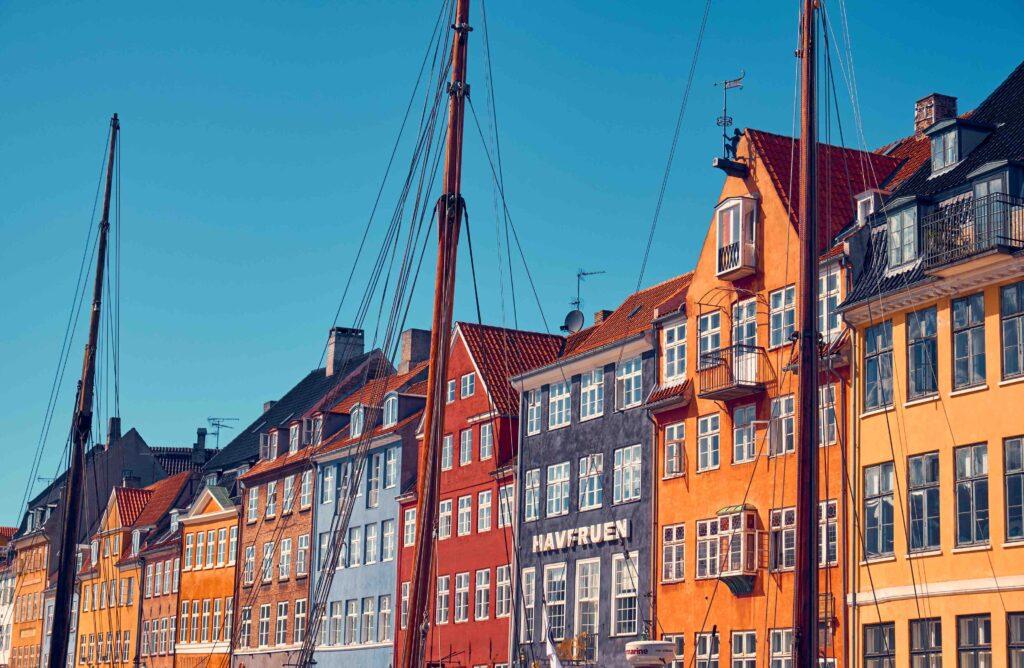 Nyhavn i københavn fargerike bygg