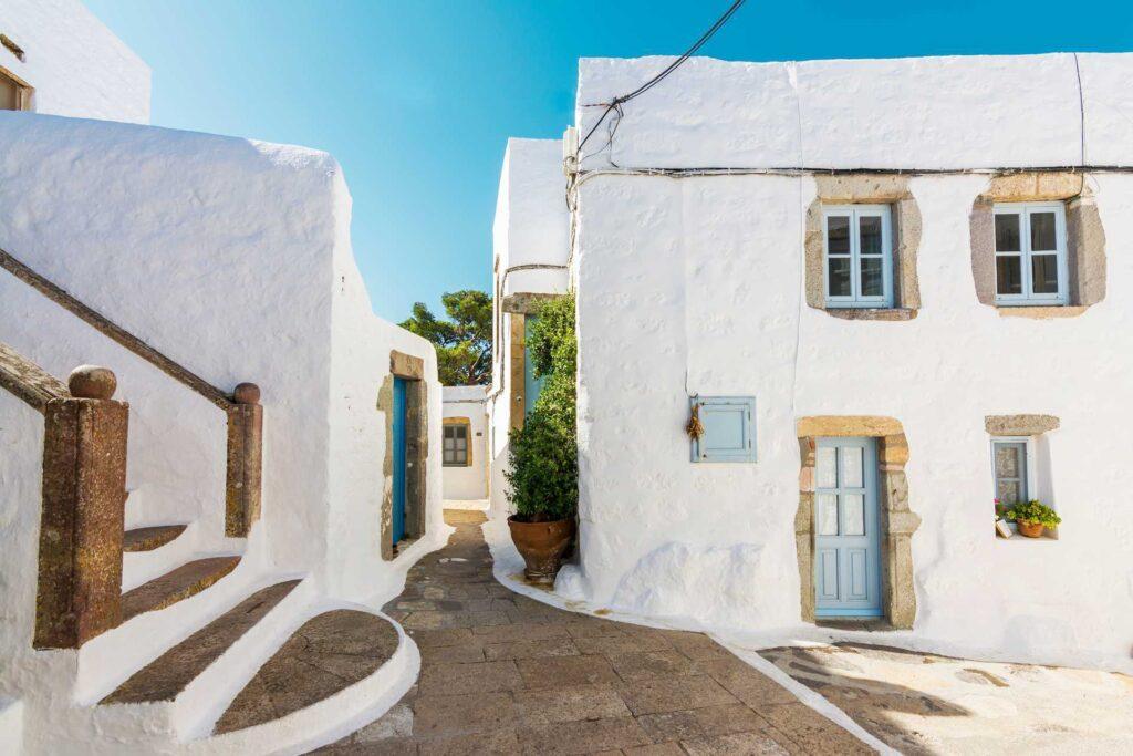 Opplev autentiske Hellas på Patmos, som her med hvite murhus i smale autentiske smug.