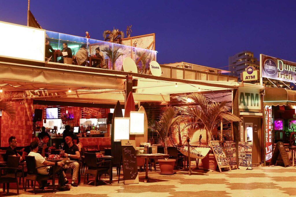 barområdet i playa del ingles er et populært treffsted å møte gamle og nye venner på Gran Canaria