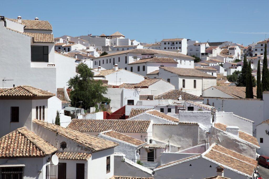 Bilde av hvite hus i Ronda, Andalusia Spania. 