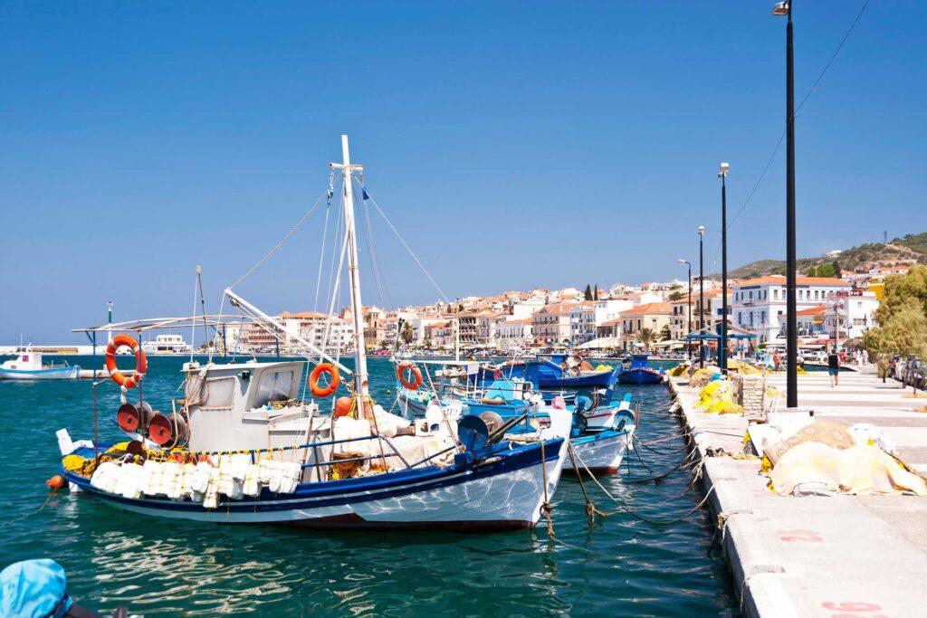 Bilde av havn med båter, og hus i i bakgrunnen, i vakre Samos by i Hellas.
