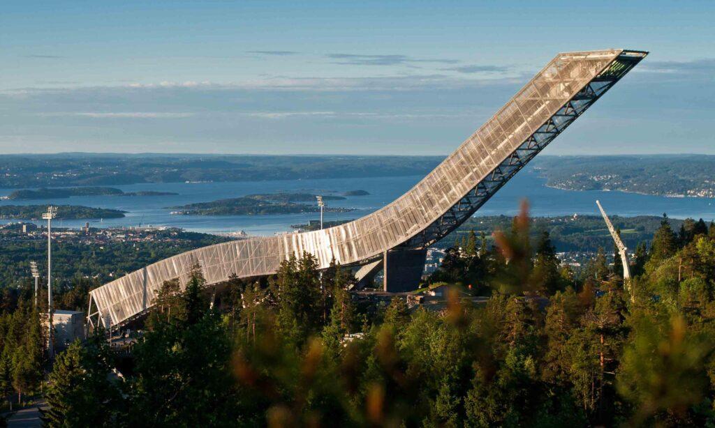 Holmenkollen med utsikt over noe av hovedstaden og Oslofjorden en solskinnsdag. Vi anbefalet Holmenkollen og skimuseet som en av flere ting å gjøre i Oslo. 