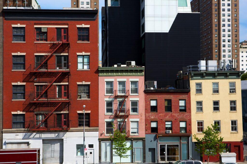 Bilde av fargerike hus i bydelen Chelsea i New York - et. bra sted å shoppe vintage.