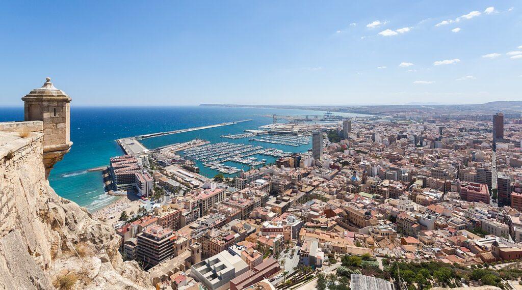 oversiktsbilde av Alicante på dagtid