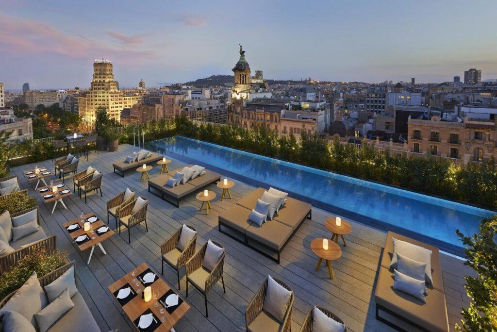 Barcelona har flere hoteller med utendørsbasseng. På Booking.com er det 268 hoteller i Barcelona med svømmebasseng.
