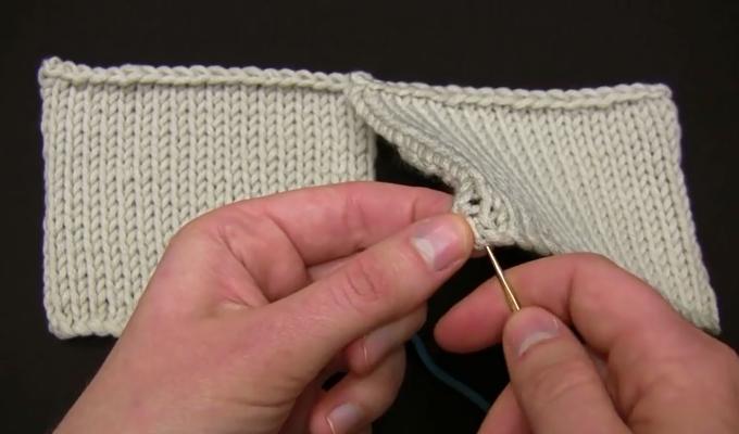 Madrassting brukes for å sy sammen strikkeprosjekt, som her hvor to beige strikkeprosjekt sys sammen. 