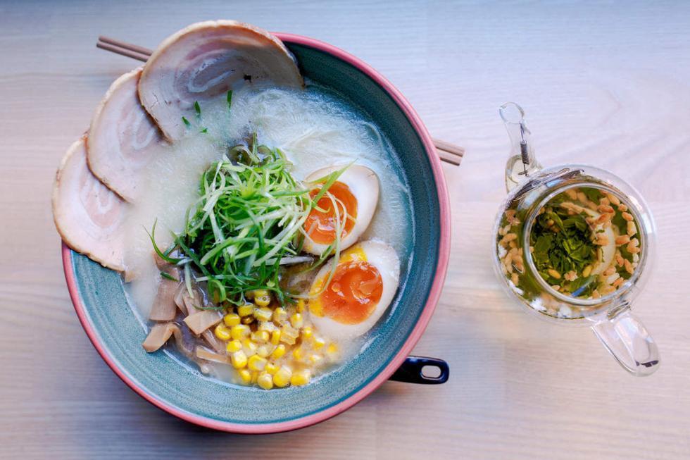 Restauranter i Oslo: Opplev japans tradisjonsmat midt i oslos hippeste område. På bilde ser du tonkotsu-ramen med tynnribbe og genmaicha-te.