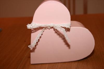 Konfirmasjon: kreativ konfirmasjonsgave rosa hjerteboks med blondesløyfe.