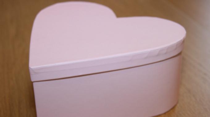 Rosa hjerteformet boks til kreativ konfirmasjonsgave.