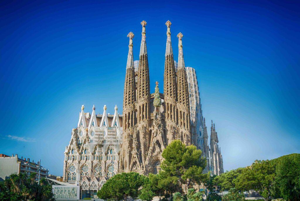 la sagrada familia i Barcelona er kanskje verdens mest kjente basilika. den er tegnet av Antoni gaudi