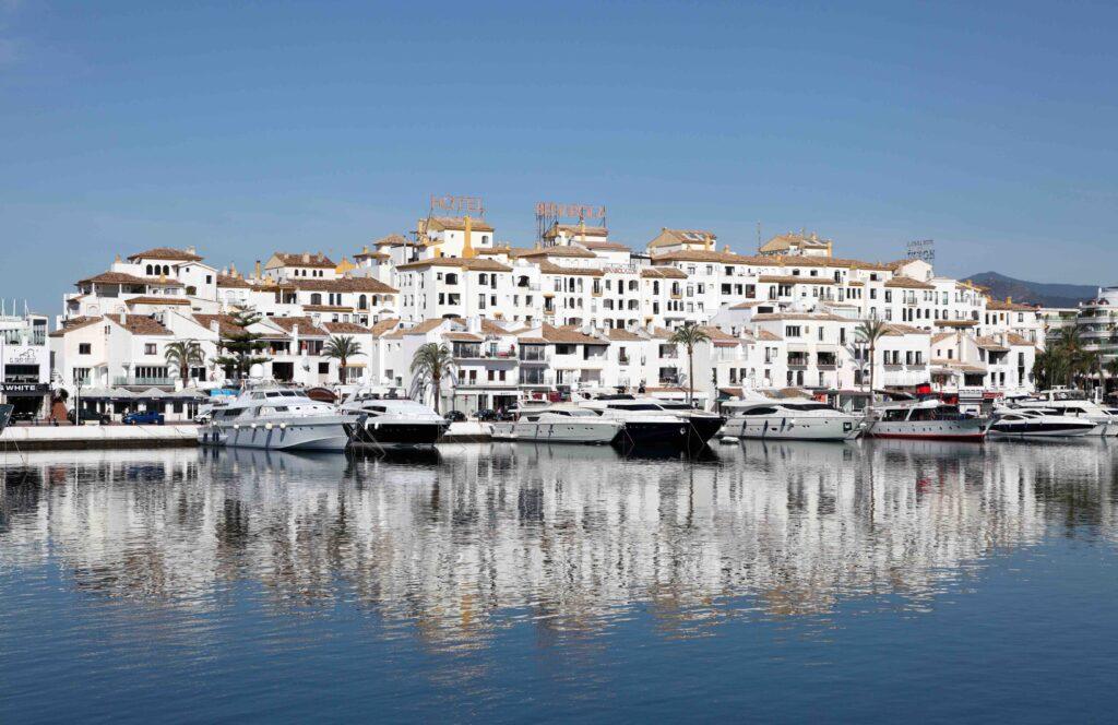 båthavnen i puerto bonus i Marbella står luksusyachtene på rekke og rad.