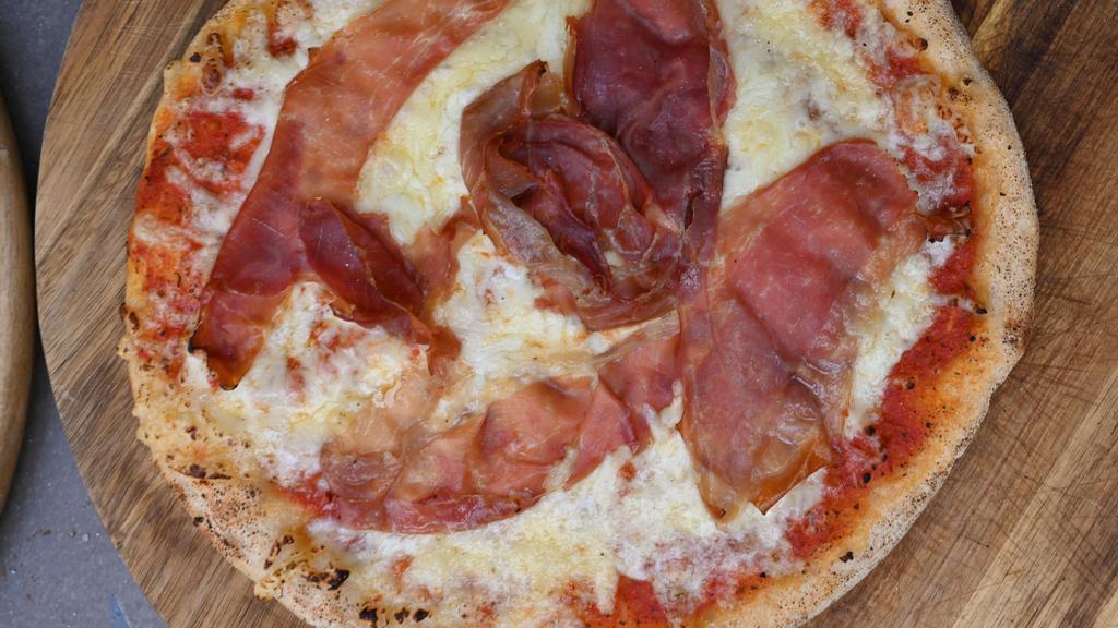 Bilde av den italienske pizzaen til Gladkokken som han gir oss oppskriften på i denne artikkelen. 