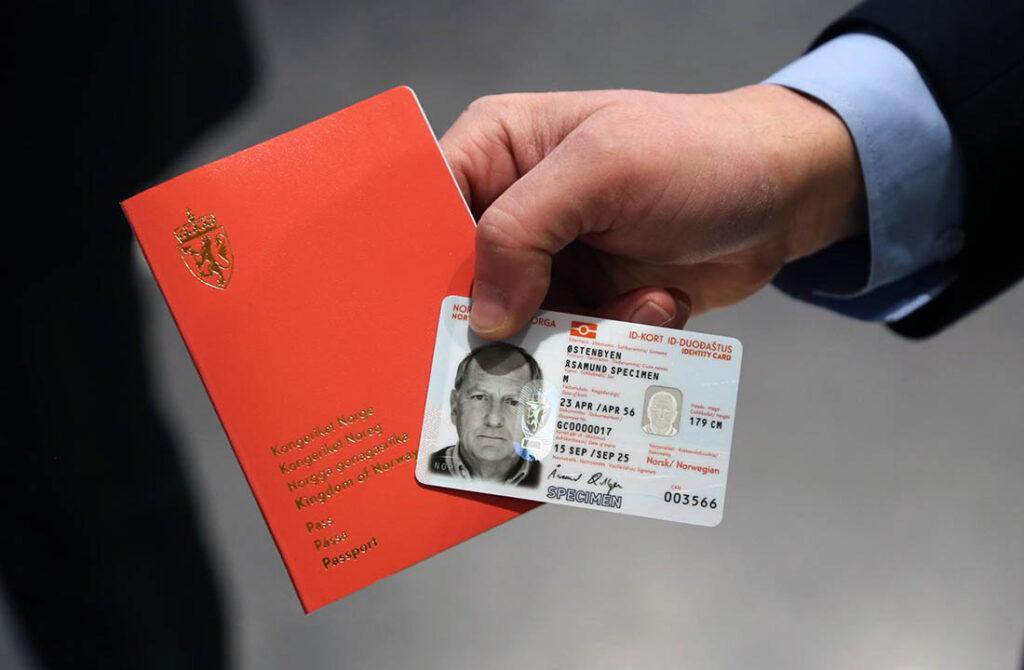 norge har fått nytt pass og id-kort. bilde av det nye passet og id-kortet