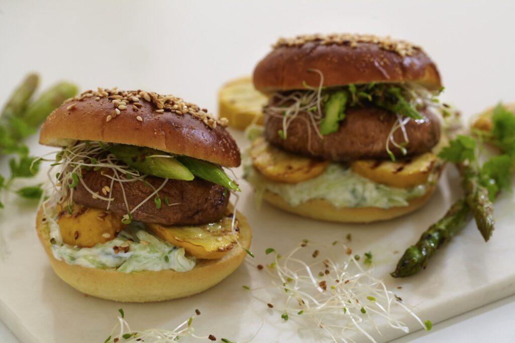 Middagstips helg: bilder av hjemmelagede burgere med friske grønnsaker og sprø hamburgerbrød.  
