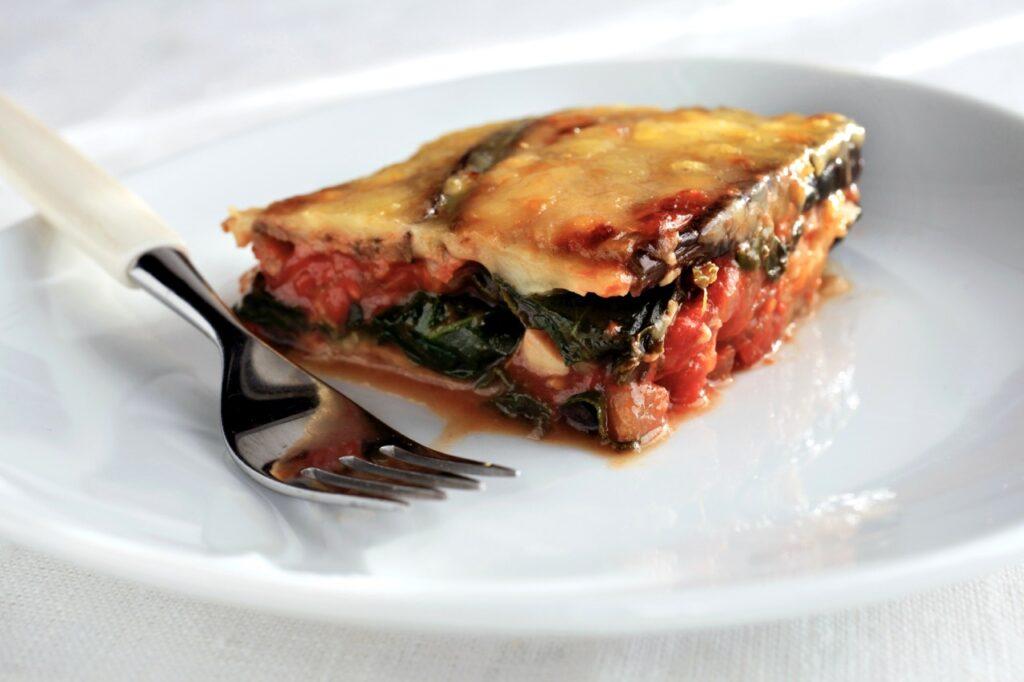 Middagstips vegetarmiddag: Bilde av grønnsakslasagne, vegetar lasagne.