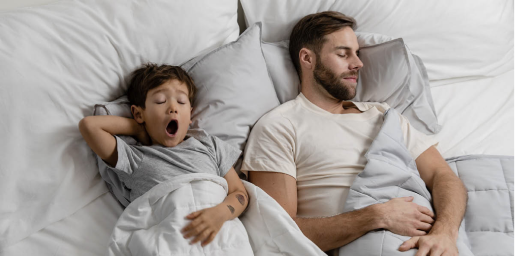 barn og far som sover tungt med vektdyne. vektdyne bedrer søvnen med en rekke tilfeller.