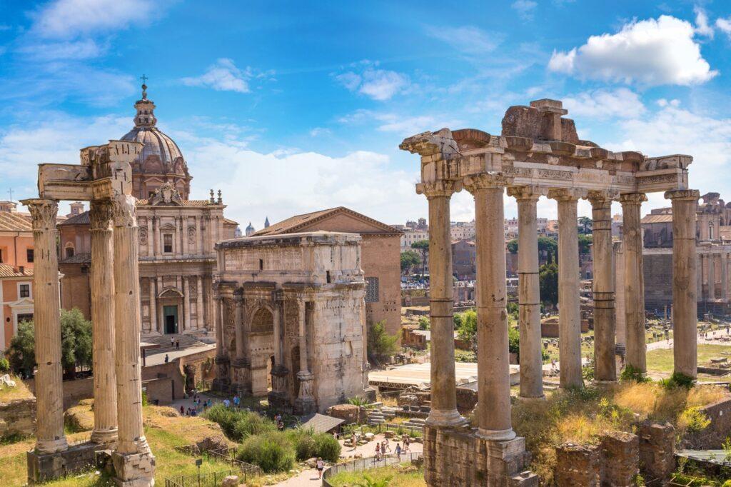 Bilde av spektakulære ruiner i Forum Romanum i Roma som tar deg tilbake til romeriket. Listen over ting man bør gjøre i Roma er lang, men vi har samlet fem ting som vi mener er et must-see for en historieentusiast. På listen finner du: Colosseum, Forum Romanum, Domus Aurea, Vatikanstaten og Pantheon.