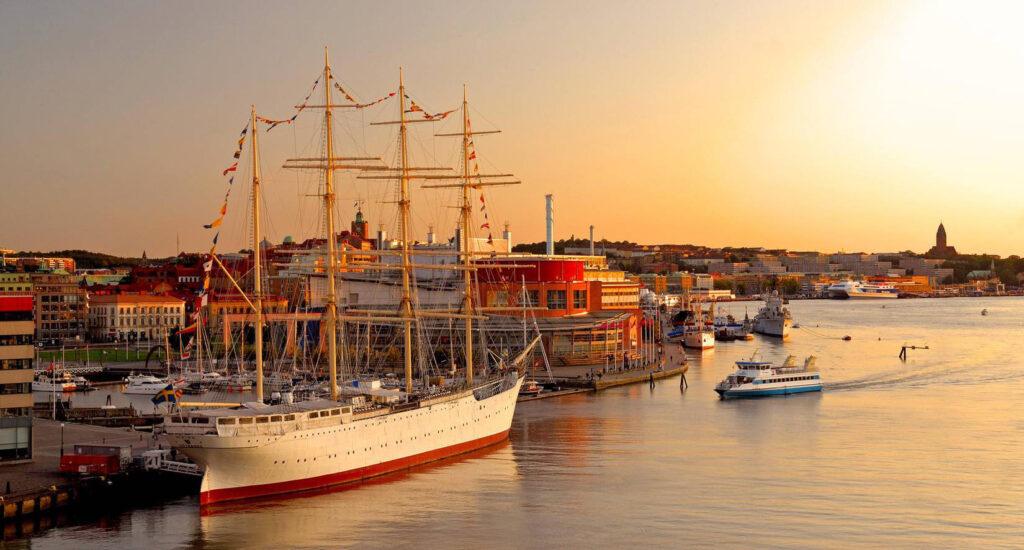 Gøteborg er en nydelig by å reise til. Båter i solnedgang.