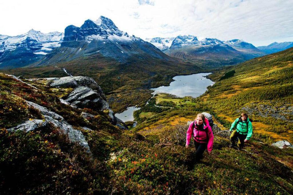 To personer på fjelltur i Innerdalen, en av våre anbefalte fjellturer Sunndal, Norge.
