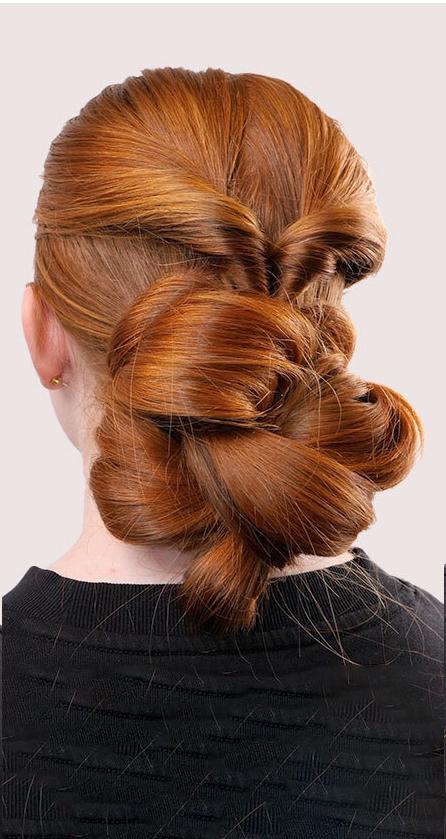 Hårfrisyre: Bilde av elegant oppsett med knute i nakken på jente med rødt hår, som du enkelt lager selv. Dette er en frisyre som passer like godt til hverdags so til fest, 17. mai, konfirmasjon, dåp eller bryllup. 