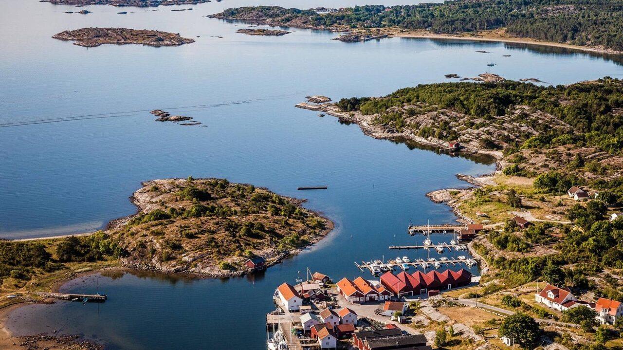 Koster ligger helt i starten av den svenske kjærgården. øyene består av to hoved øyer med flere småøyer liggende rundt. Øyene kan nås med båt fra strømstad eller egen båt