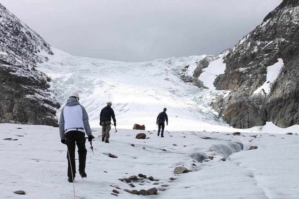 Folk på vei opp Lyngsalpene i troms, Norge. Mye snø, is og klatreutstyr. En av våre anbefalte fjellturer.